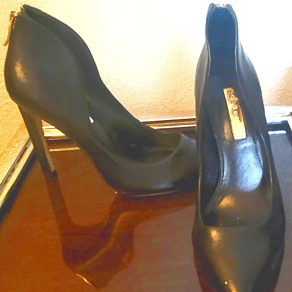 BCBG SIZE 6 BLACK HEELS